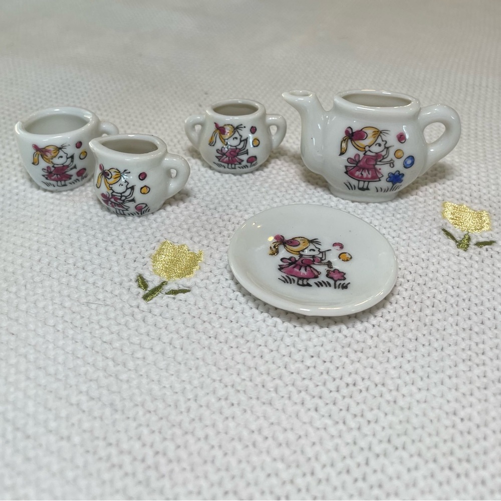 Vintage Made In Japan Miniature Tea Set Dollhouse Porcelain Teapot Cups Plate